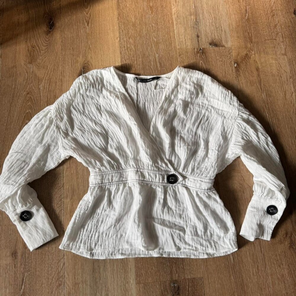 Zara Y2K Big Botton‎ V Neck White blouse with big button detailing peplum size M